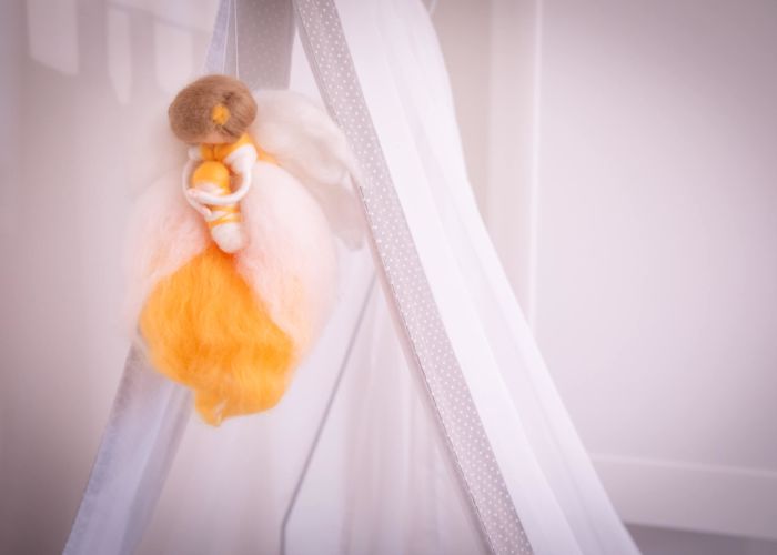 Hängende Filzpuppe mit kleinem Baby